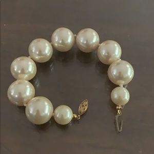 Oversized pearl bracelet
